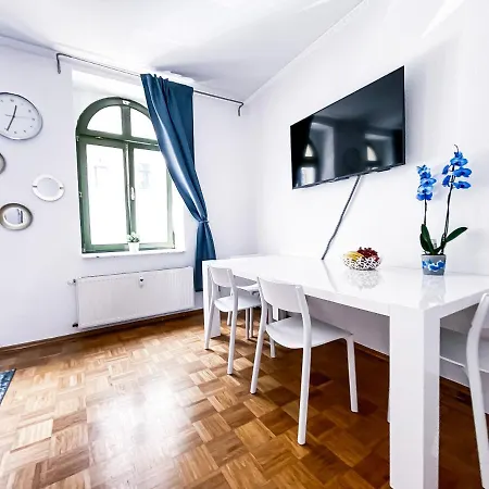 Zentraler Altbau Am Clara-zetkin-park, Rb-arena Um Ecke, Netflix Inklusive Apartment *