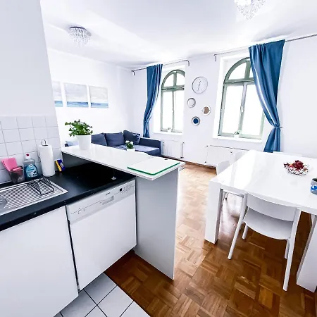 Zentraler Altbau Am Clara-zetkin-park, Rb-arena Um Ecke, Netflix Inklusive Apartment